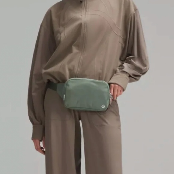 NEW Lululemon Everywhere Belt Bag Large - Picture 2 of 3